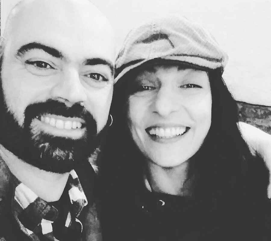 Selfi en blanco y negro de Roser Amills con el capitán Wilson, con gorra