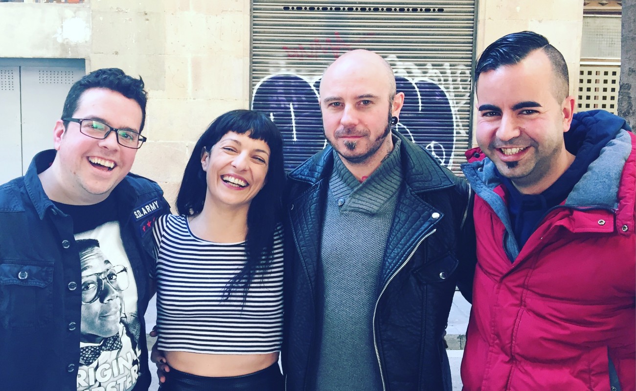 Roser Amills posa en la calle con Conrad Roset y otros dos hombres