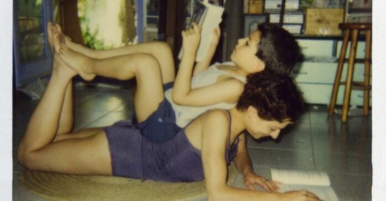 Roser Amills leyendo con su hijo Marcel Manzanares