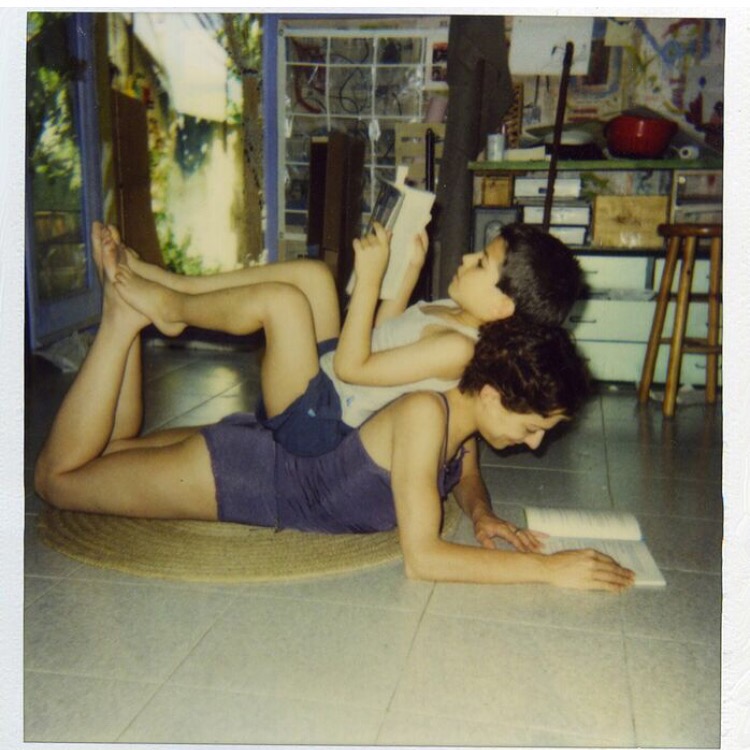 Roser Amills leyendo con su hijo Marcel Manzanares