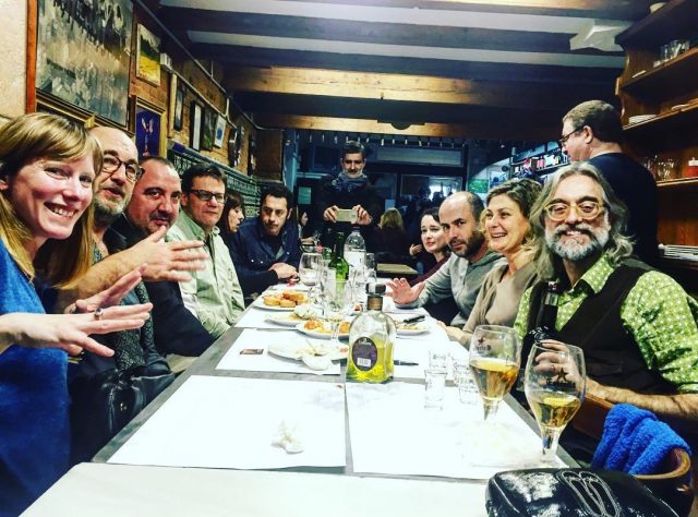 Taula de sopar llarga amb Roser Amills, Emili Manzano, Francisco Caja i altres convidats en un restaurant