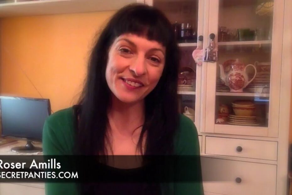Roser Amills, con jersey verde, sonríe ante la cámara en su vídeo de presentación para SecretPanties.com