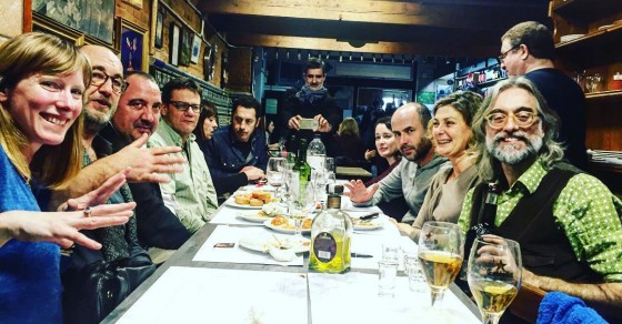 Roser Amills y Victor Amela cenan con el equipo de l'Hora del Lector, el programa de canal 33 de Emili Manzano