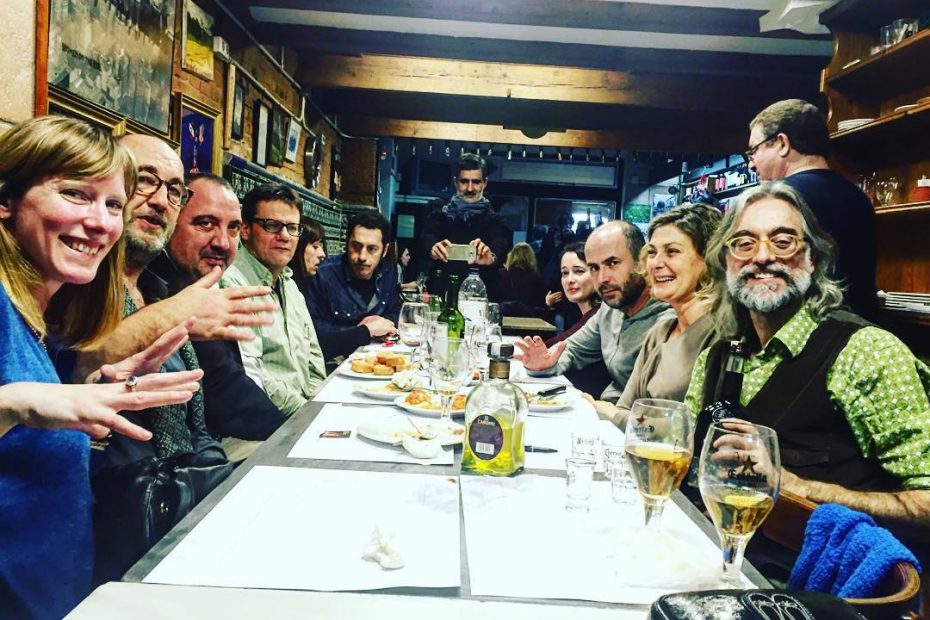 Roser Amills y Victor Amela cenan con el equipo de l'Hora del Lector, el programa de canal 33 de Emili Manzano