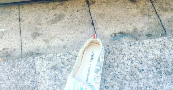 zapato desparejado en la calle