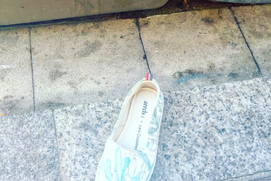 zapato desparejado en la calle