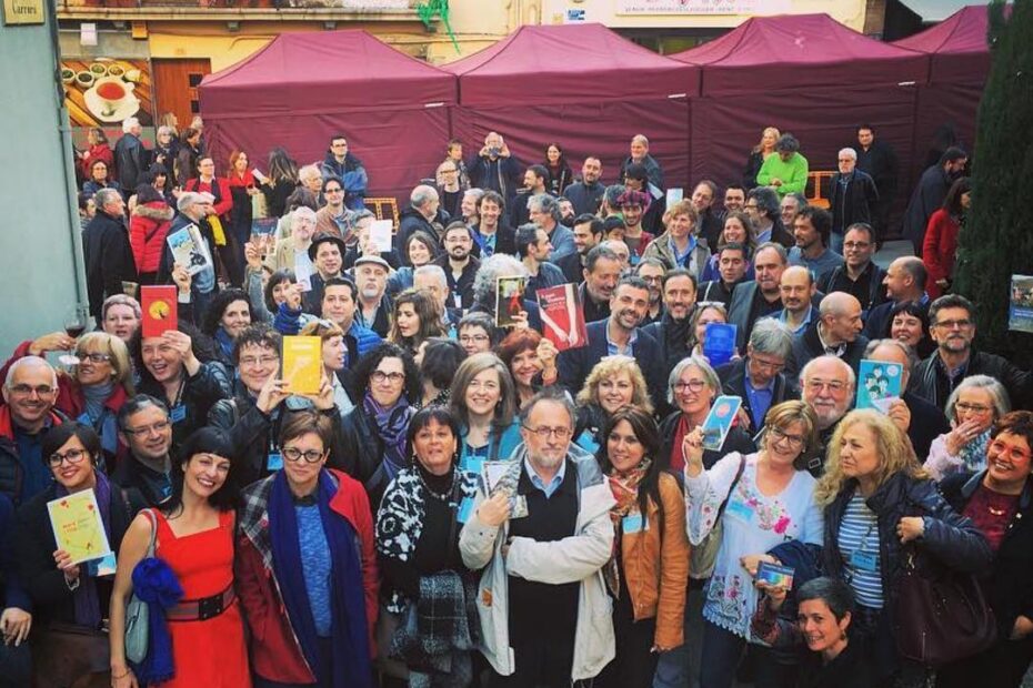 Foto de grup dels autors al berenar d'escriptors de la Llibreria El Cucut, Sant Jordi 2016