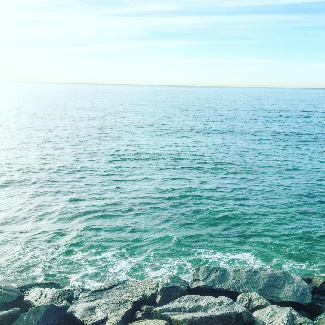Vista del mar al amanecer