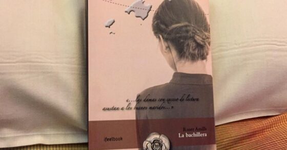 Un ejemplar de La bachillera, de Roser Amills, apoyado sobre un cojín