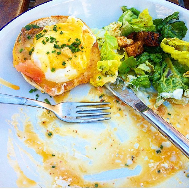 Plato de huevos con ensalada, ya casi terminado