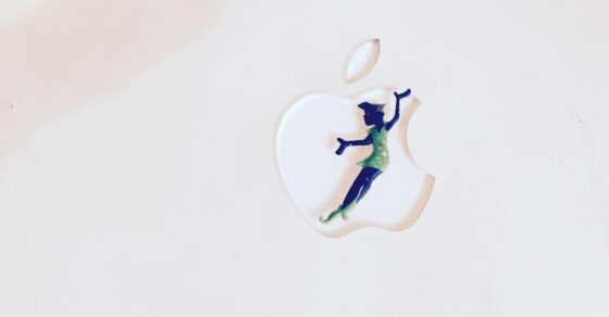 Silueta de Peter Pan volando sobre la manzana del logotipo de un MacBook