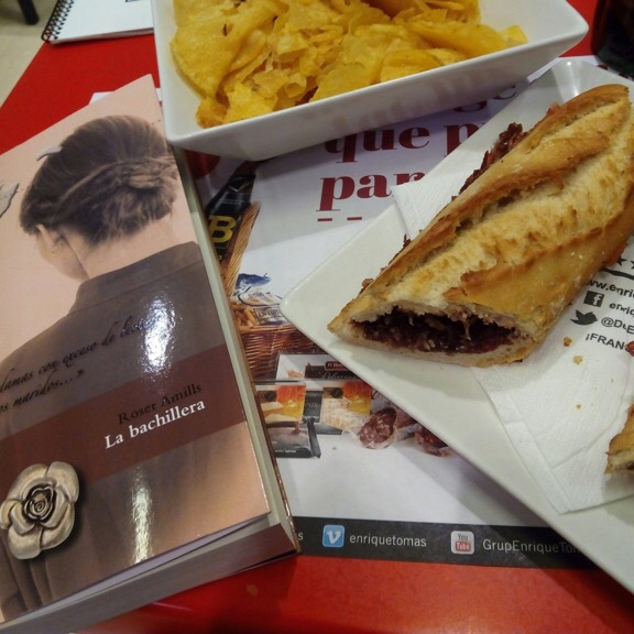 Gracias @evareganamunoz por desayunar con #labachillera !! "...las damas con exceso de lectura espantan a los buenos maridos..."