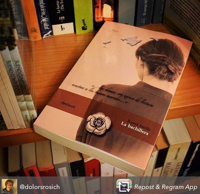 Ejemplar de La bachillera sobre una estantería de libros, foto de la lectora Dolors Rosich