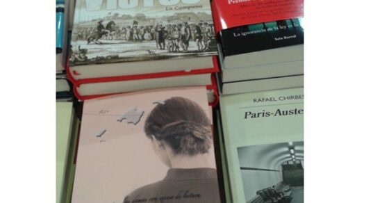 Mesa de novedades de la llibreria Al peu de la lletra, con un ejemplar de La bachillera entre otros libros