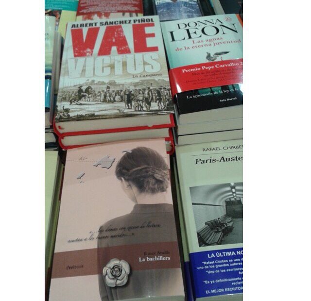 Mesa de novedades de la llibreria Al peu de la lletra, con un ejemplar de La bachillera entre otros libros