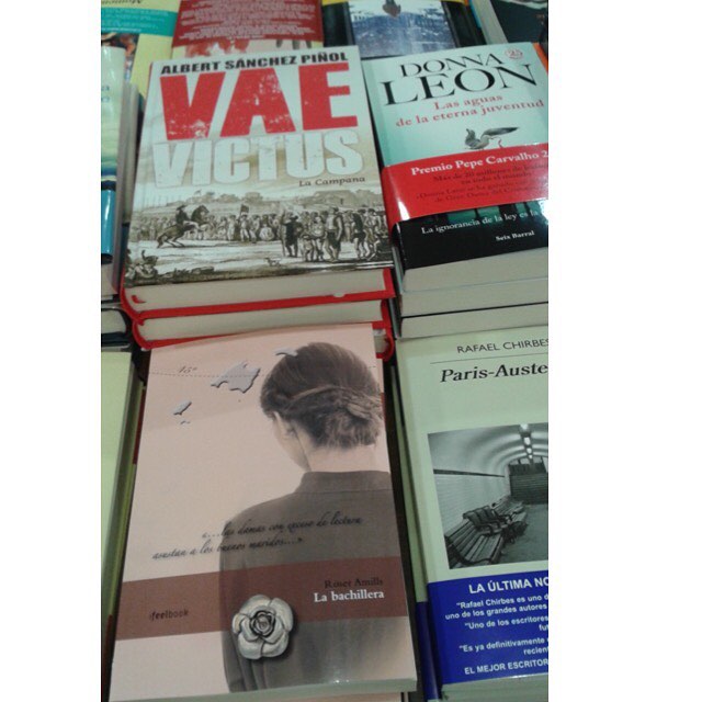 Taula de novetats de la llibreria Al peu de la lletra, amb un exemplar de La bachillera entre altres llibres