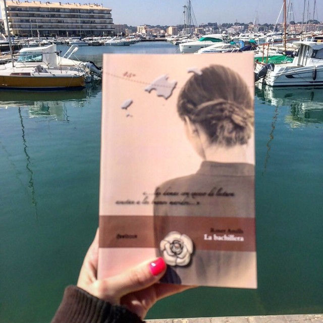 La bachillera sostenida por la lectora Ana frente a un puerto deportivo