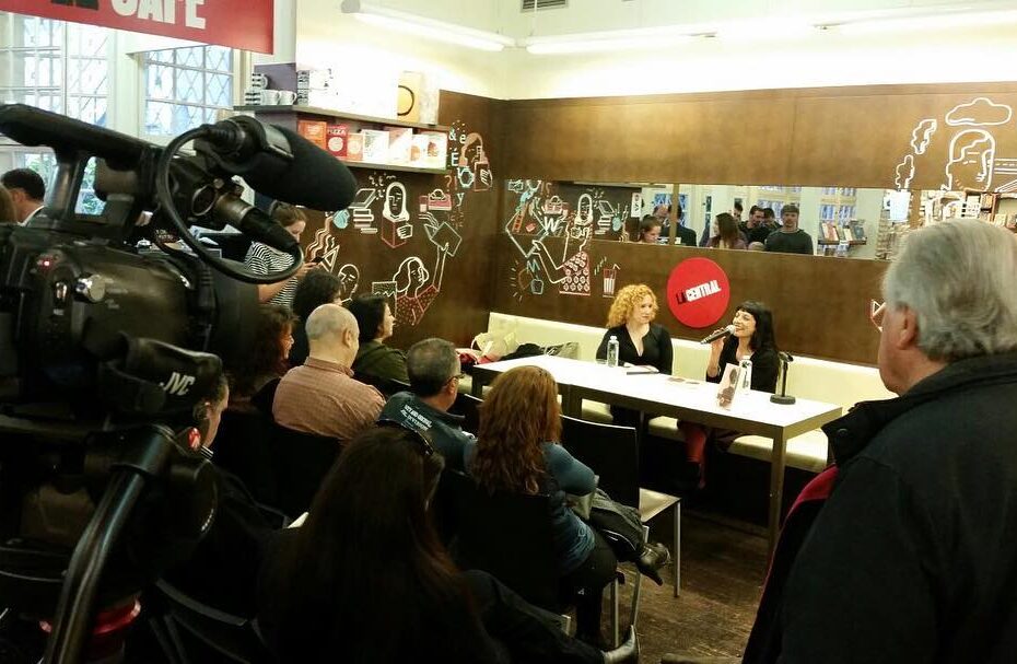 Sala de La Central con el público, una cámara de televisión y la mesa de la presentación de La bachillera