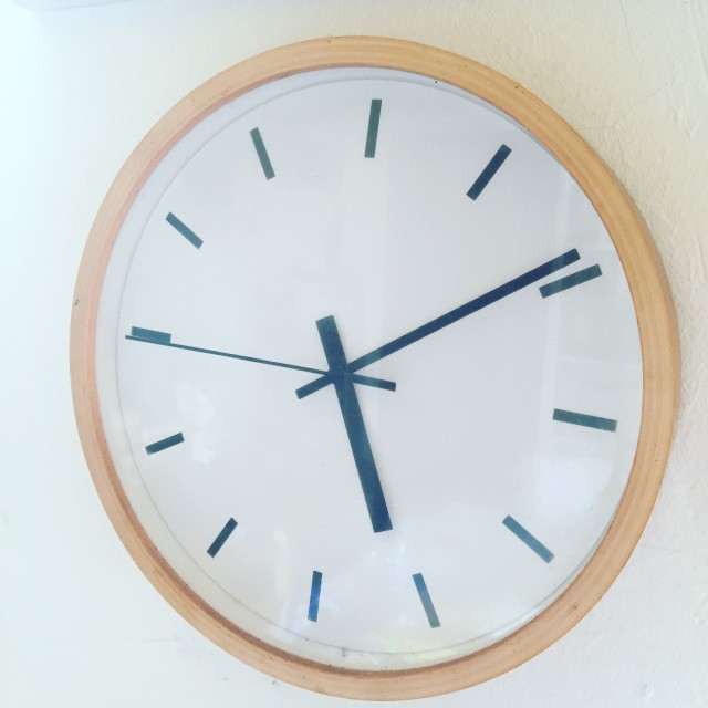 Reloj de pared con la cita de Henri Bergson sobre el tiempo
