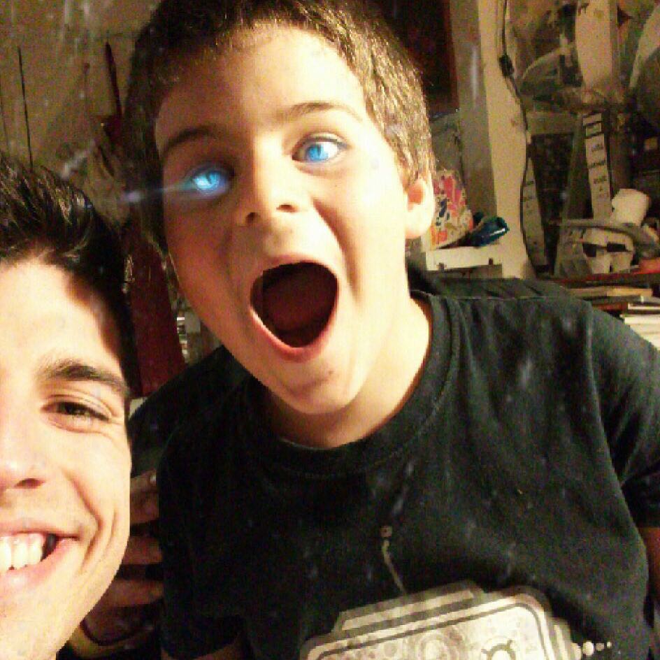 Selfi de los dos hijos de Roser Amills: uno sonríe y el otro abre la boca con los ojos muy abiertos