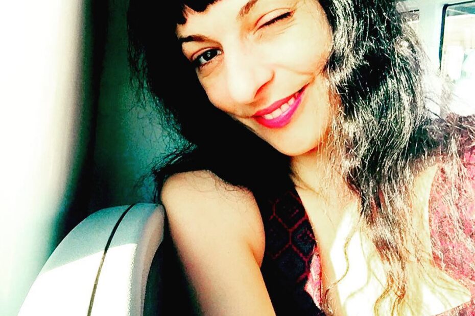 Selfi de Roser Amills en un tren, guiñando un ojo