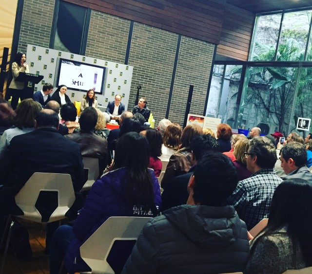 Sala llena en la presentación del libro 108 raons per no llegir un llibre en La Casa del Libro