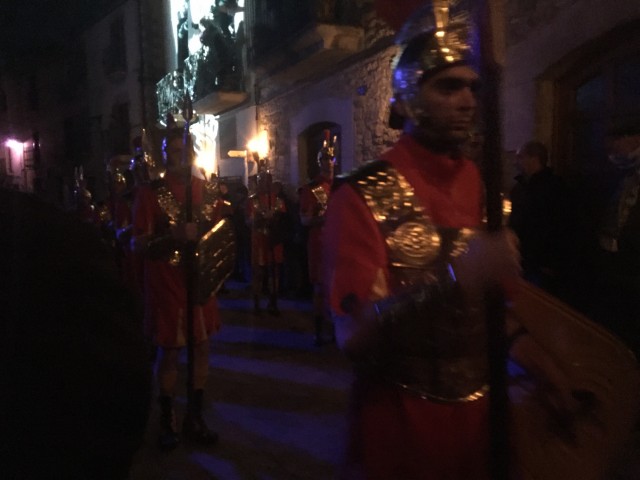 Soldados romanos de noche en Verges durante la Semana Santa