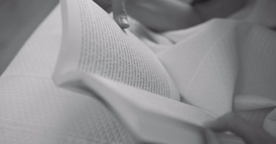 Tenemos que hacer que los libros molen de nuevo: si vas a casa de alguien y no tiene libros, no te lo folles! - Roser Amills, escritora mallorquina
