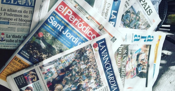 La prensa de hoy va cargadita de escritores, rosas y libros ;)) Muy feliz post Sant Jordi 2016!! - Roser Amills, escritora mallorquina