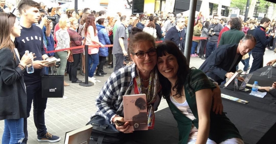 Esta foto me emociona: gracias Amira por haber hecho toda esa cola con La bachillera !! @fnactriangle @ifbeditors - Roser Amills, escritora mallorquina