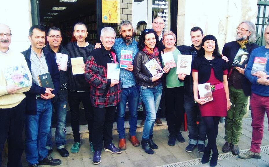 Grupo de autores con sus libros ante la Llibreria l'Odissea de Vilafranca del Penedès, el 9 de abril de 2016