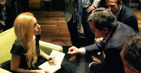 Son las nueve y Arantxa Coca sigue firmando ejemplares de #asieresasiamas !!! - Roser Amills, escritora mallorquina