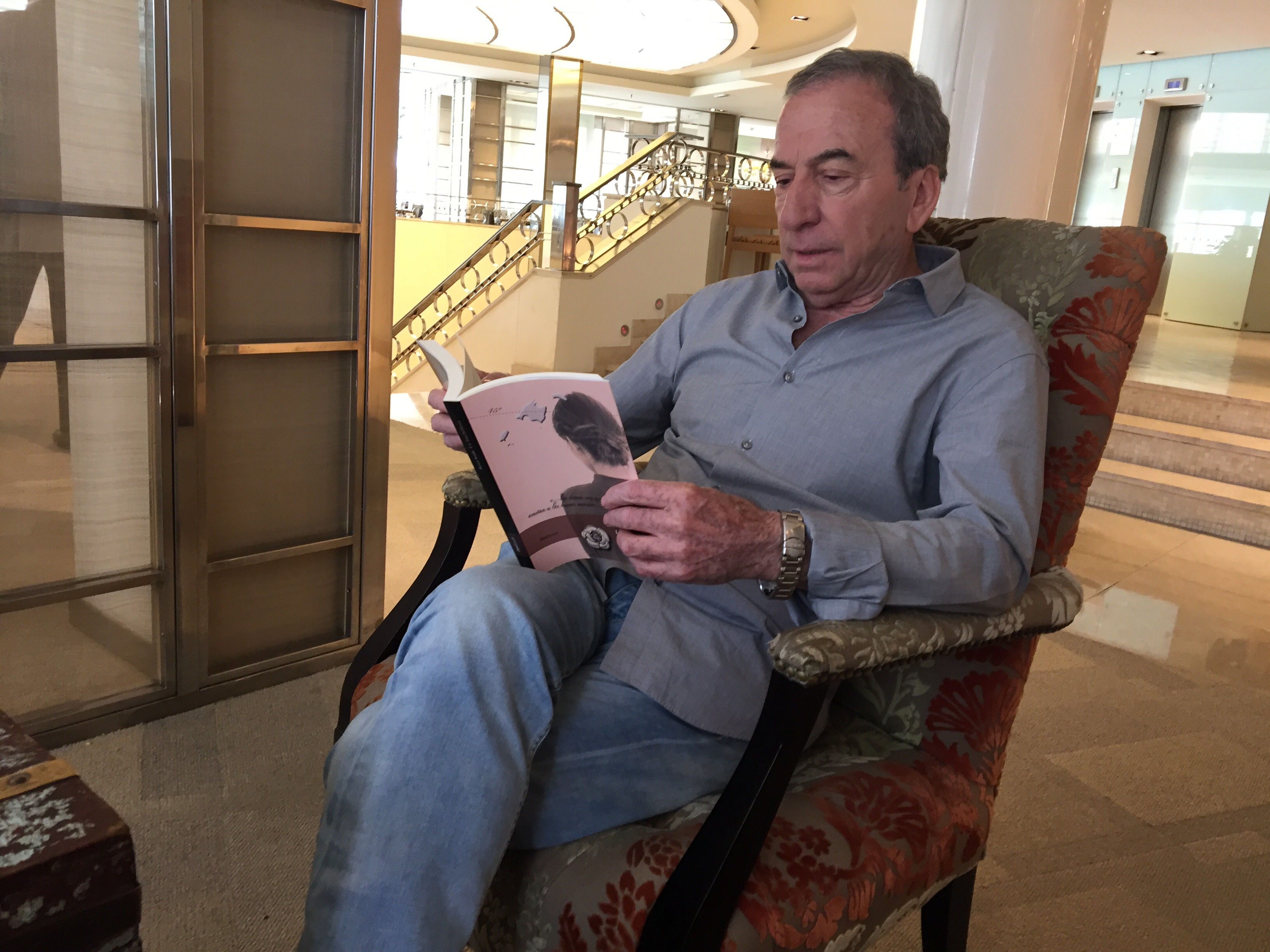 jose luis perales lee la novela la bachillera de Roser Amills