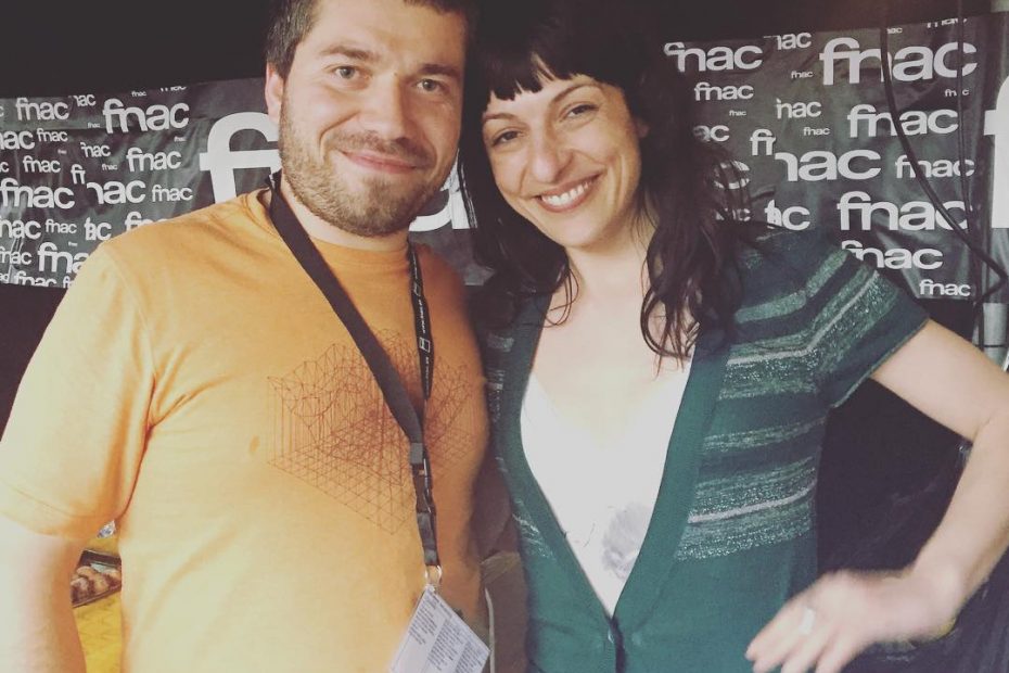 roser amills con pau de la FNAC