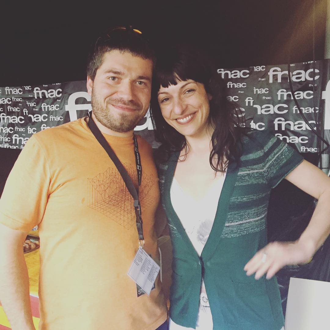 roser amills con pau de la FNAC