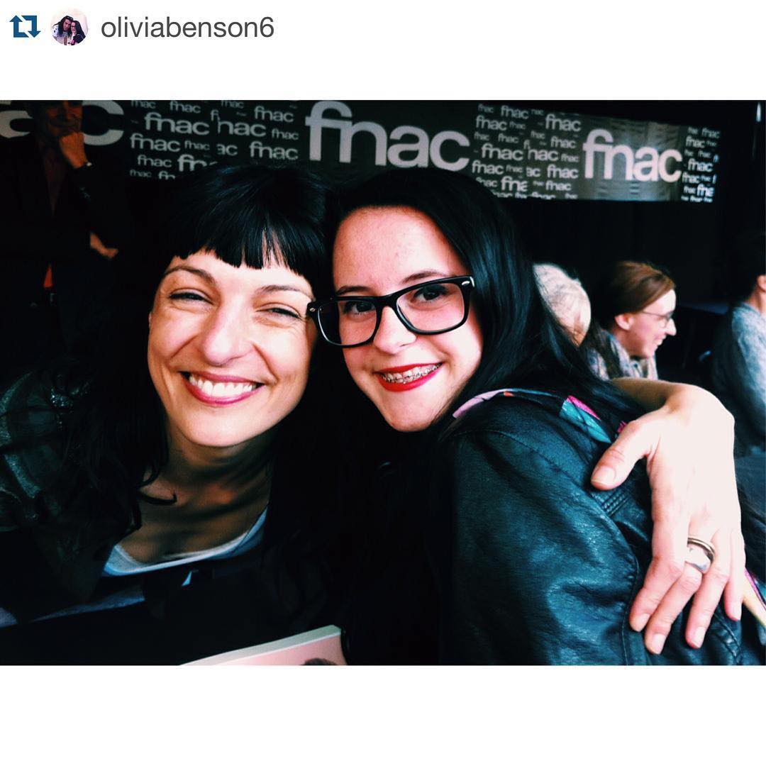 Roser Amills con una fiel lectora y, ya, casi amiga