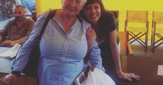 roser amills con una lectora sant jordi