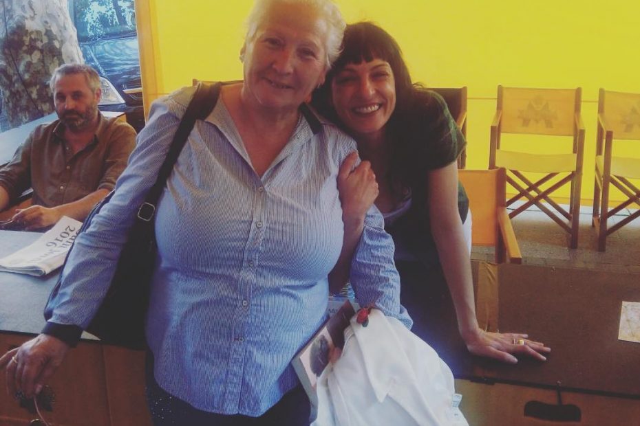 roser amills con una lectora sant jordi