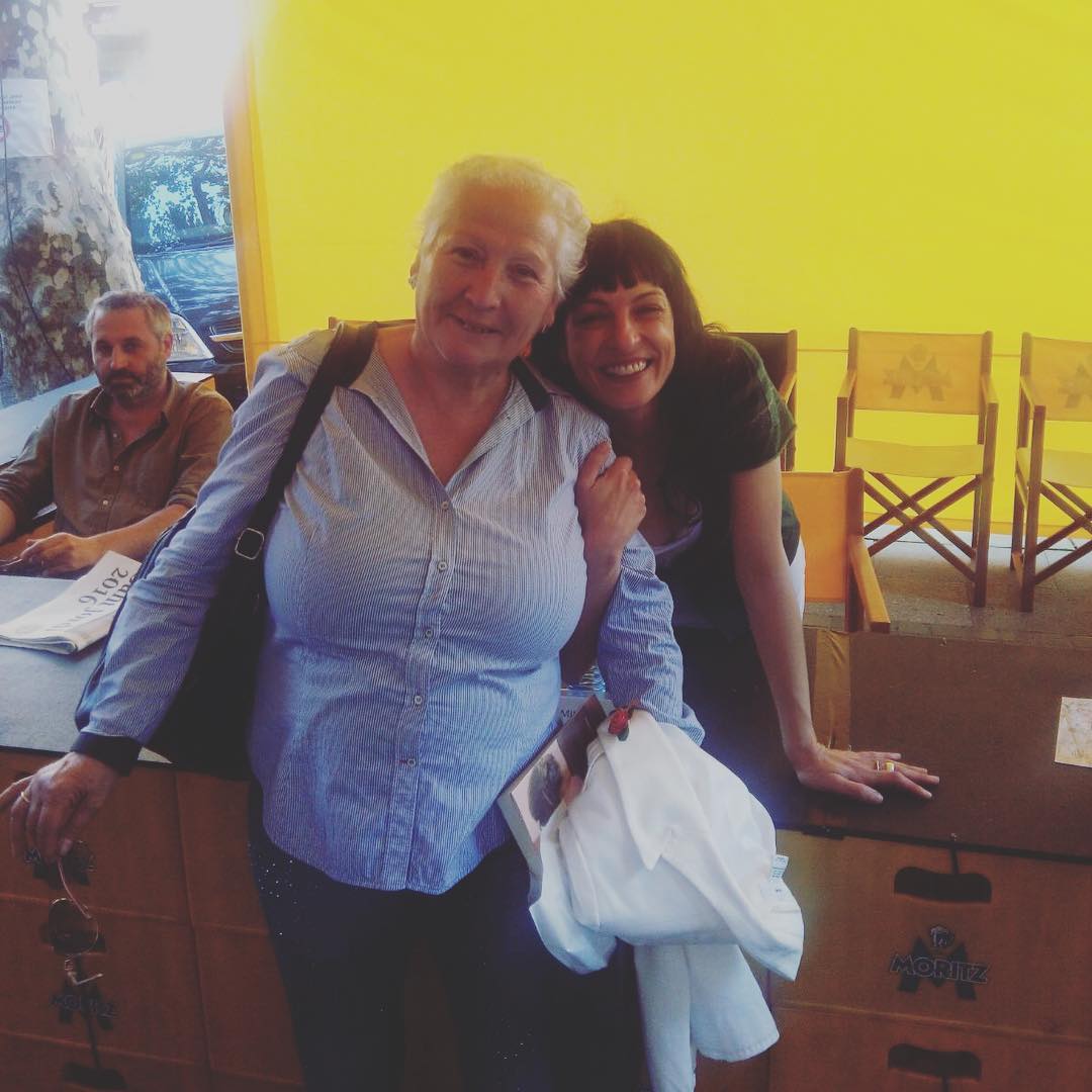 roser amills con una lectora sant jordi