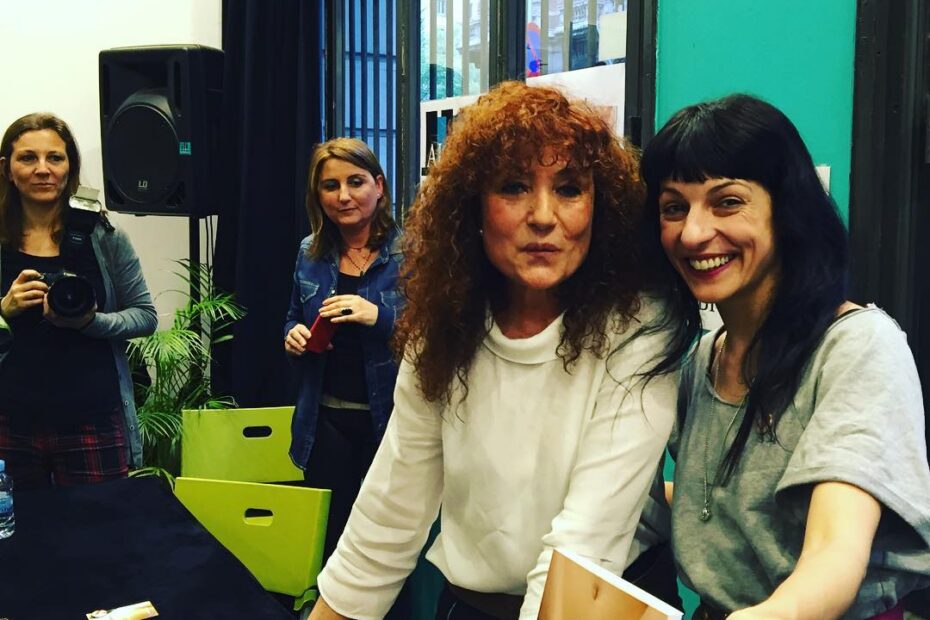 Roser Amills y Pilar Pons posando junto a ejemplares de El silencio pélvico en la presentación en la Llibreria Alibri
