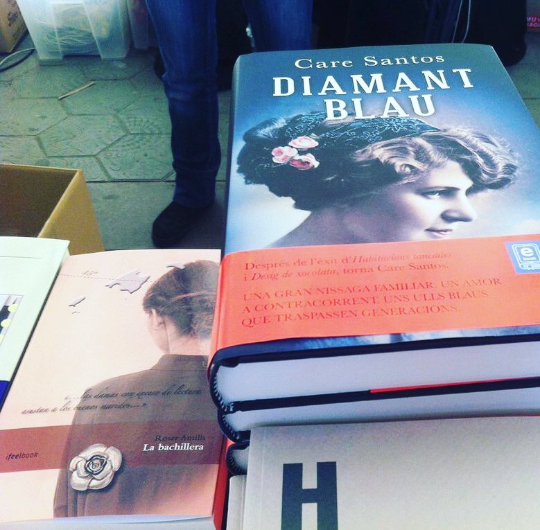 Al lado de la excelente Care Santos una novela protagonizada por una lectora apasionada I Feel Book Editors