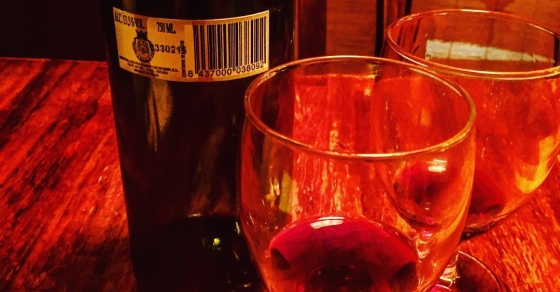 Nos han dado un vino muy rico sin etiqueta ni mandangas ;)) - Roser Amills, escritora mallorquina