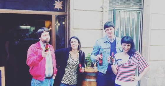 Parece promo de cervezas, pero es promo de gran radio @scannerfm Momentos antes de 'Encuentros en la barra' de Ivan Thorpedo con Pascual Ulpiano -autor de las aventuras de Palop- y Roser Amills, a punto para 'Los Danko a Mil' con Pau Freixas como guest star! Muy pronto los dos programas en scannerFM - Roser Amills, escritora mallorquina