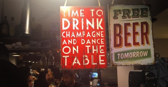 Time to drink champagne and #dance;)) - Roser Amills, escritora mallorquina