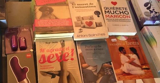 Gran colección de libros y juguetes!! "Literatura eròtica" amb @roseramills !!! #JornadaOrgasmeFemení 2 Gran colección de libros y juguetes!! "Literatura eròtica" amb @roseramills !!! #JornadaOrgasmeFemení - Roser Amills, escritora mallorquina