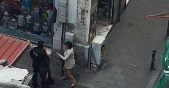 Els antidisturbis no deixen passar ningú a plaça revolució de #viladegracia per evitar suports a #elBancResisteix - Roser Amills, escritora mallorquina
