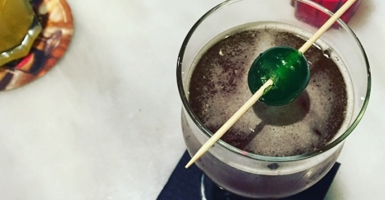 coctel con cereza verde