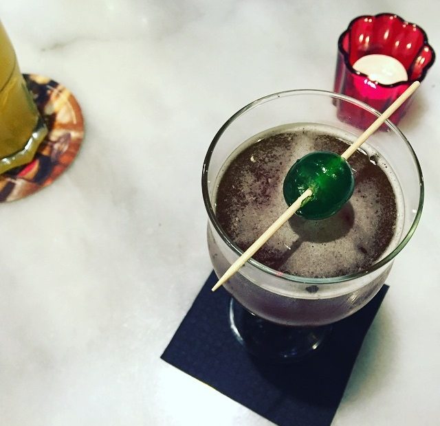 coctel con cereza verde