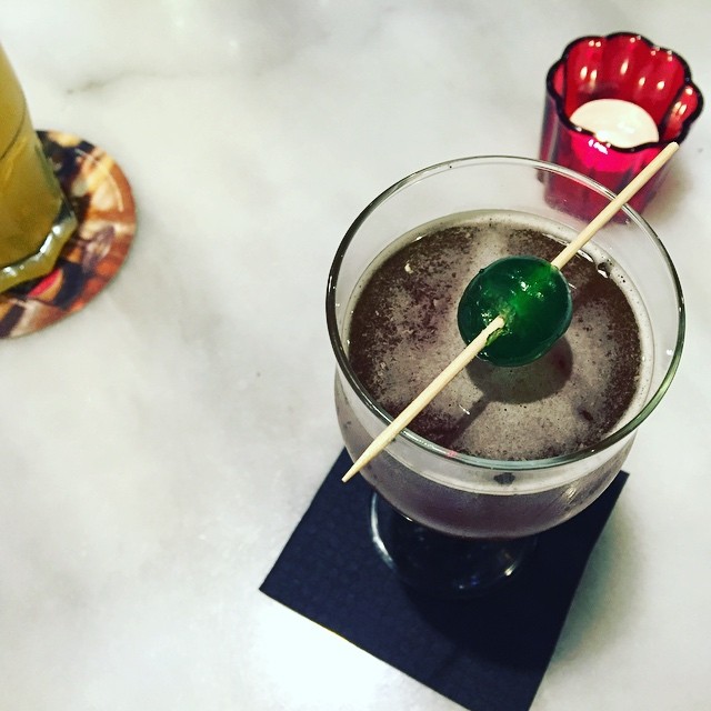 coctel con cereza verde