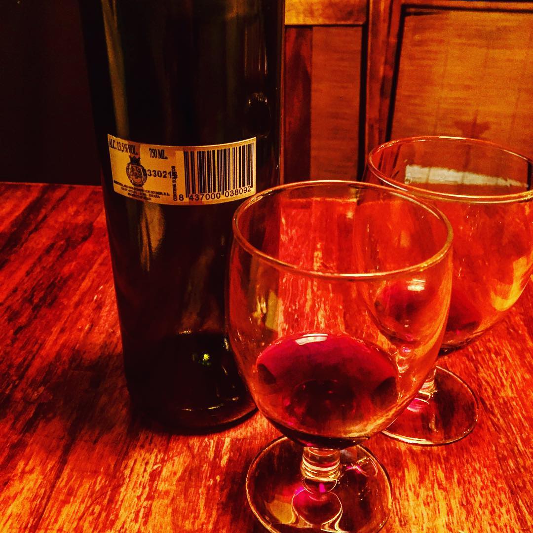 Nos han dado un vino muy rico sin etiqueta ni mandangas ;))